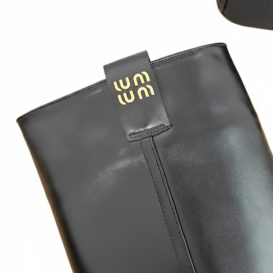 Kniehohe Stiefel mit Blockabsatz