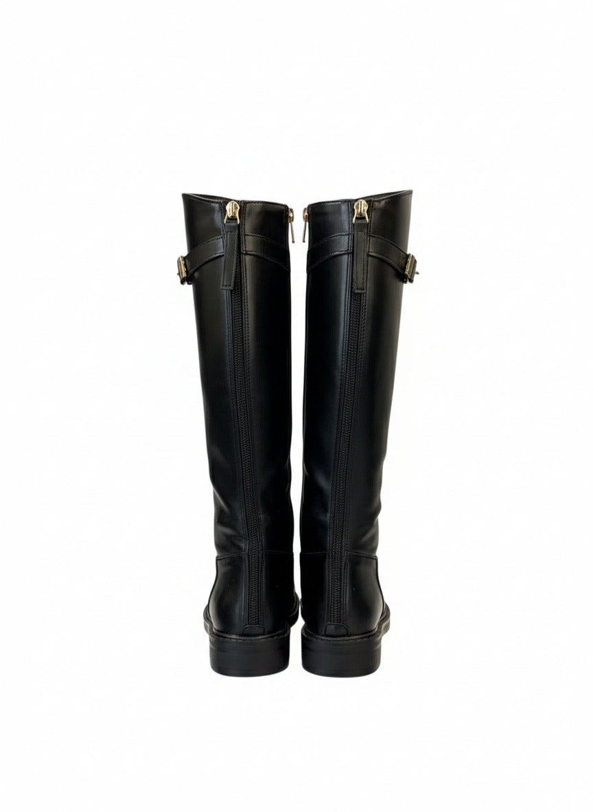 Stiefel mit Metallschnalle