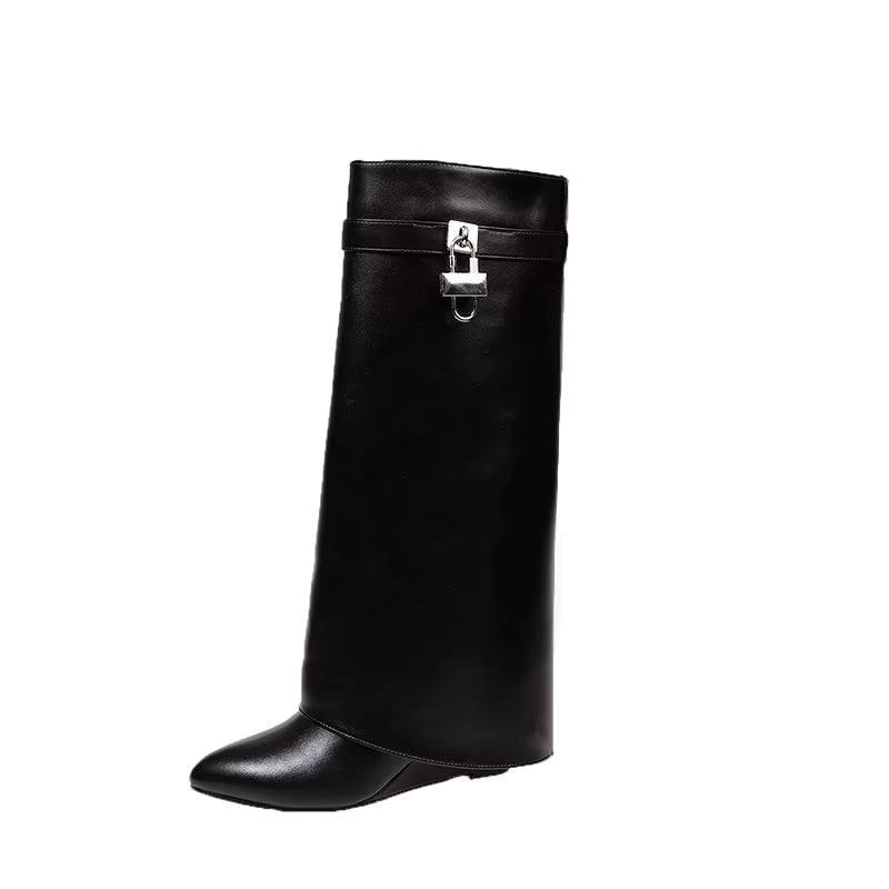 Stiefel mit verdecktem Absatz und Schloss