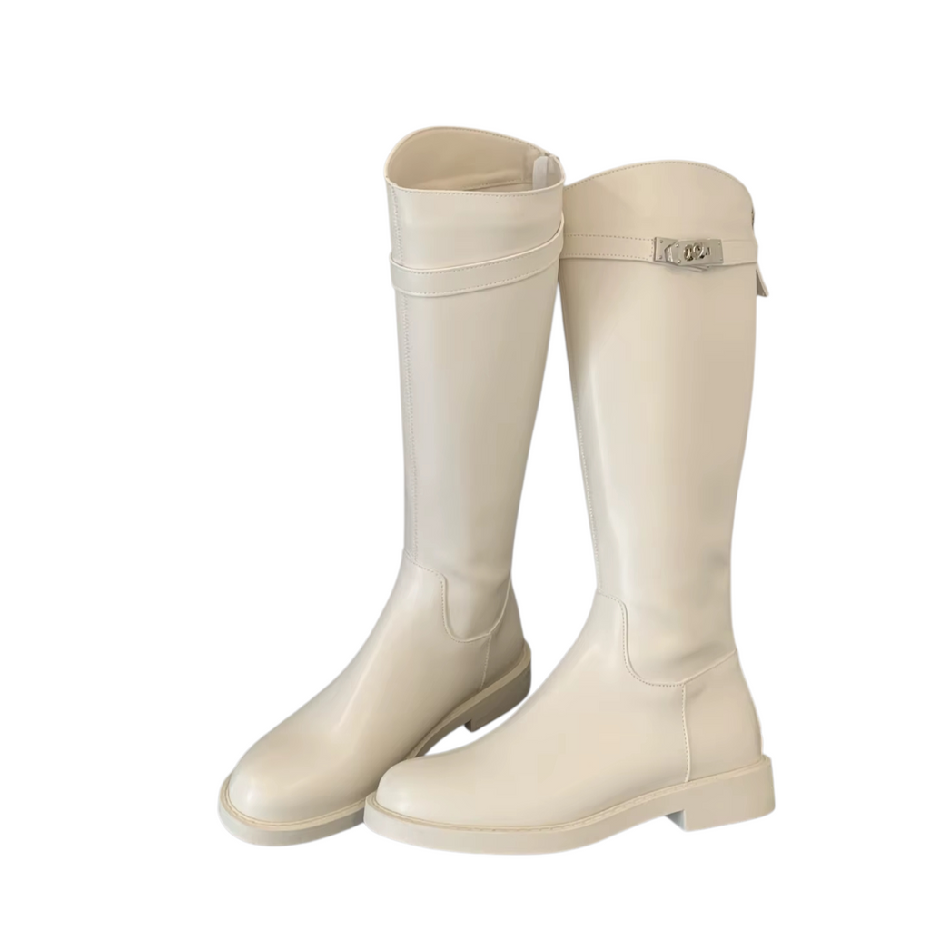 Stiefel mit Metallschnalle