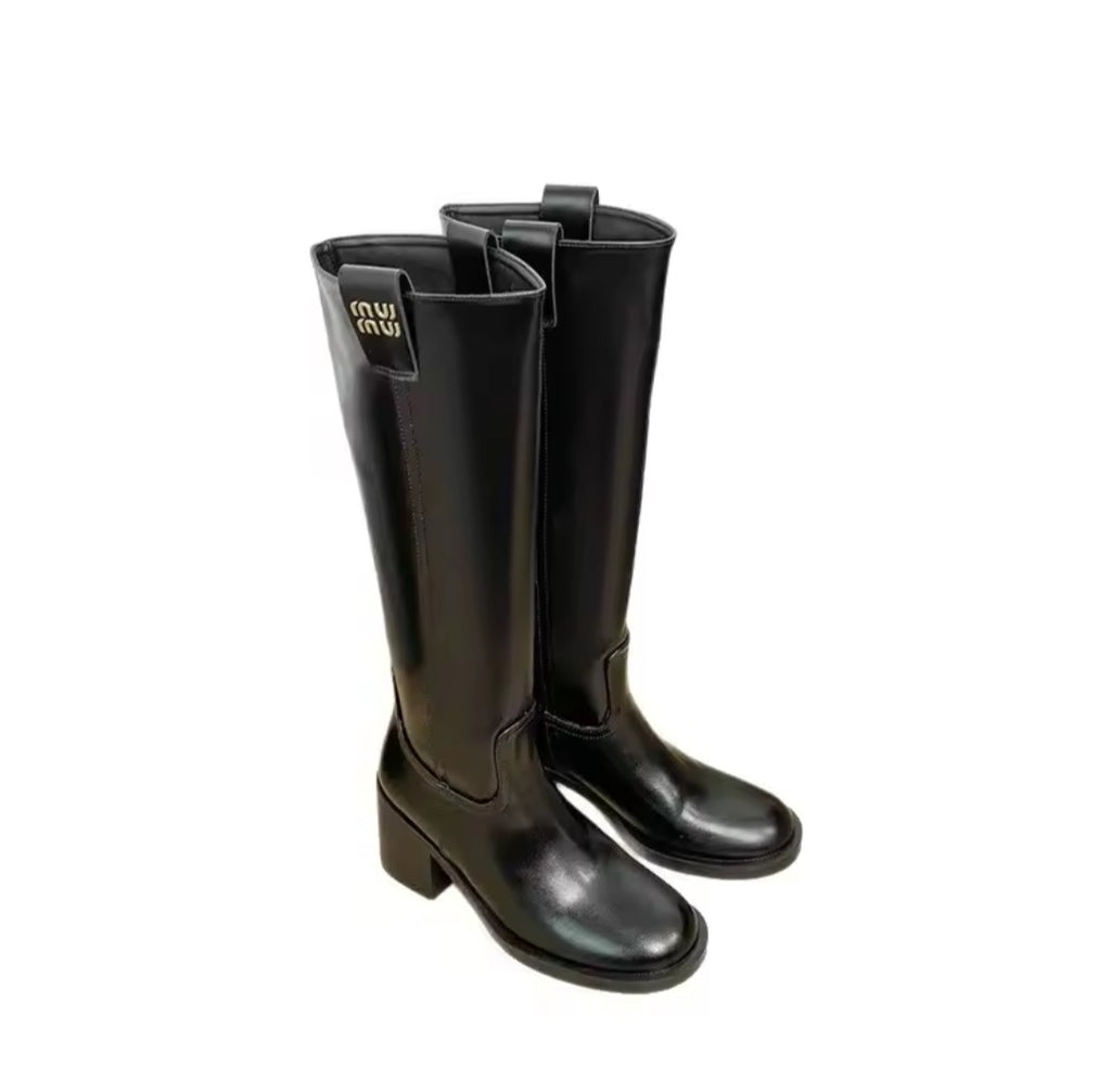 Kniehohe Stiefel mit Blockabsatz