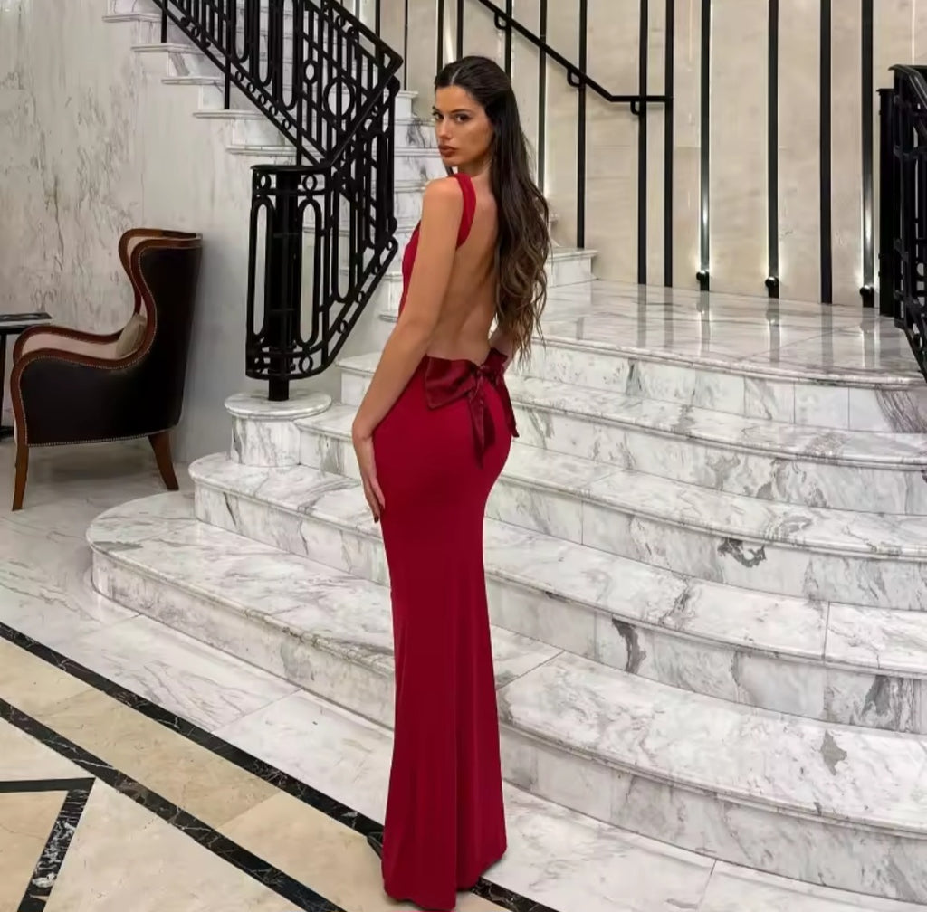 Rückenfreies Kleid mit Schleife