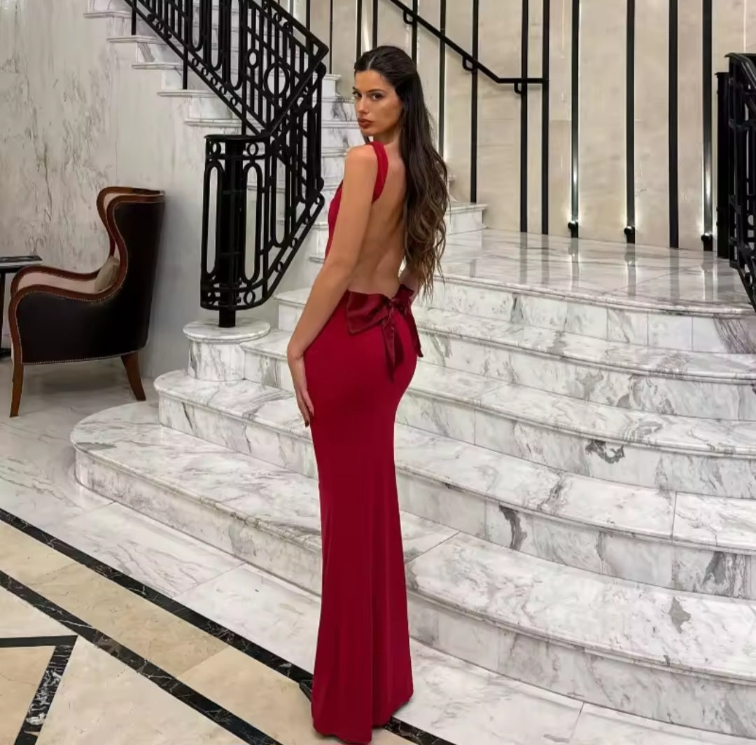 Rückenfreies Kleid mit Schleife