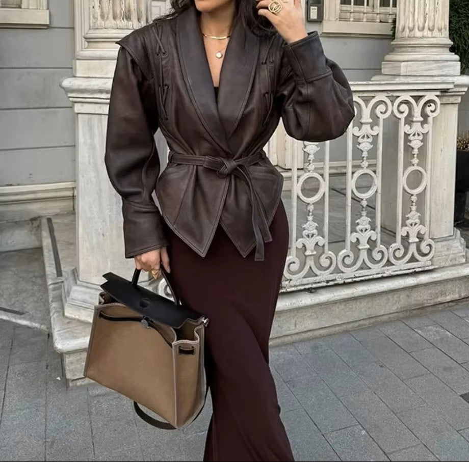 Taillierte Kunstlederjacke mit Bindegürtel