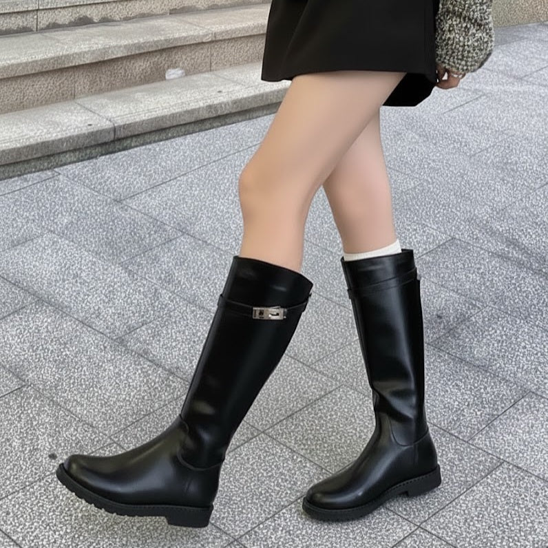 Stiefel mit Metallschnalle